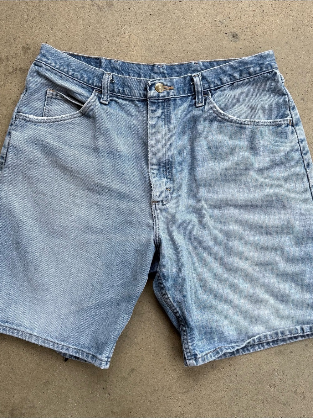 Wrangler Jean Shorts Men's Size 36 Relaxed Fit Light Wash Denim